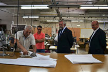 Ramos visita la empresa textil talaverana Texcon y Calidad SL