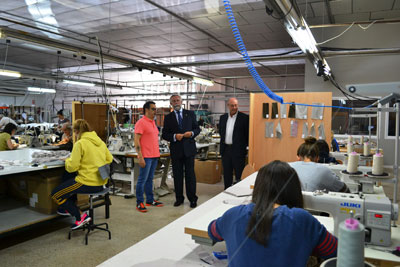 Ramos visita la empresa textil talaverana Texcon y Calidad SL