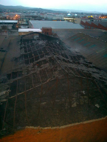 Totalmente calcinada la nave incendiada en la tarde de ayer en el Polígono de Marifé