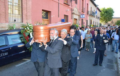 El féretro con los restos mortales del alcalde fue llevado a hombros hasta La Colegial