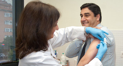 Echániz: Con la compra centralizada hemos reducido este año un 30 por ciento el coste por dosis de las vacunas de la gripe