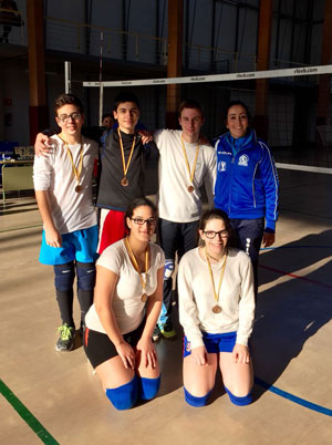 El colegio Juan Ramón Jiménez participa con su club de voley en el Torneo de Navidad