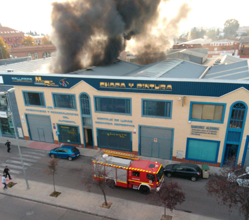Arde la cabina de pintado de un taller
