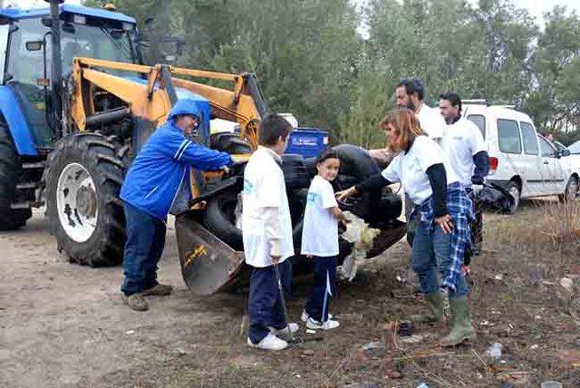 Talavera La Nueva se vuelca con la limpieza del paraje de Cabañuelas