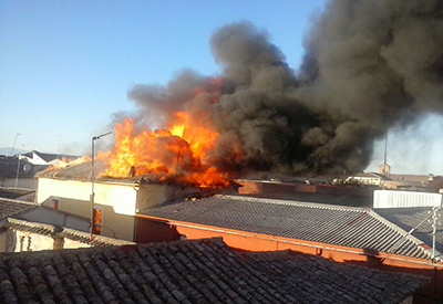 Impresionante incendio en el centro de Puente del Arzobispo