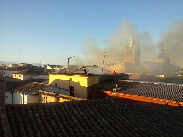 Impresionante incendio en el centro de Puente del Arzobispo