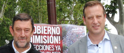 Izquierda Unida recoge firmas pidiendo la dimisión del gobierno del PP