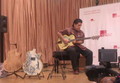 Luis Martín hace sonar la primera guitarra cerámica del mundo en la SGAE