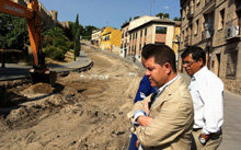 El alcalde de Toledo visita la obras del nuevo colector de la calle Carrera
