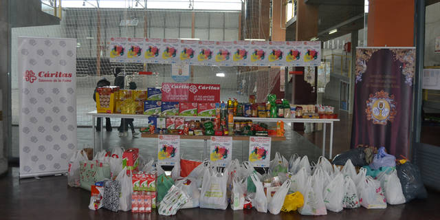 400 kilos de comida se recogen para Cáritas