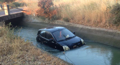 Un vehículo se precipita al Canal del Alberche