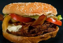 Tres jóvenes desnudos roban 60 hamburguesas dejando un rastro de pimientos