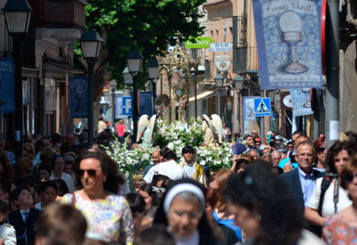 La procesión del Corpus Christi congrega a cientos de fieles en las calles de Talavera