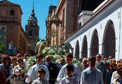 Multitud de talaveranos rinden culto y devoción al Corpus Christi