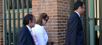 Oliva accede al Juzgado con sus abogados. (Foto: C.Granda)