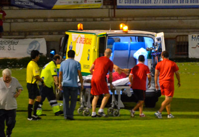 Prado deja el césped de El Prado camino al Hospital. (Foto: C. Granda)