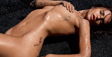 Emily Ratajkowski posa en topless para la revista GQ