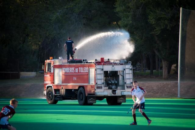 Los Bomberos de Toledo tuvieron que regar el césped antes de un partido internacional de hockey