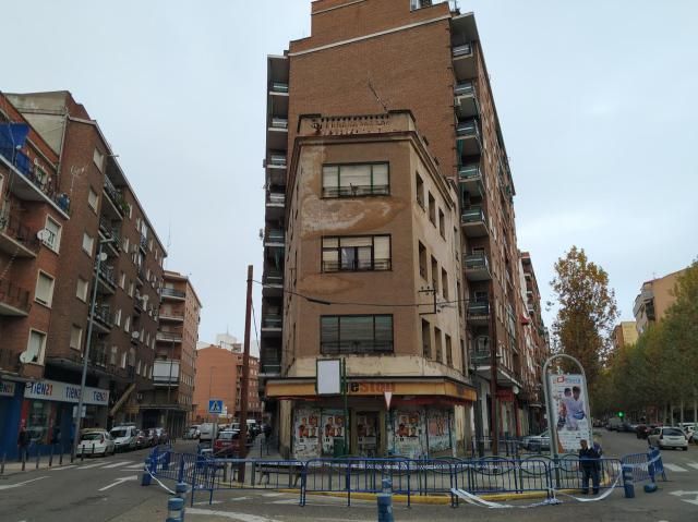 El edificio en ruinas entre el Paseo de la Estación y del Muelle será derribado