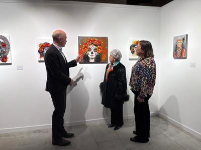 María Sánchez-Biezma eleva el retrato de la mujer a arte en ‘Las miradas de rostros femeninos’