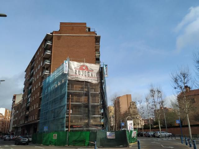 Edificio entre el Paseo de la Estación y del Muelle