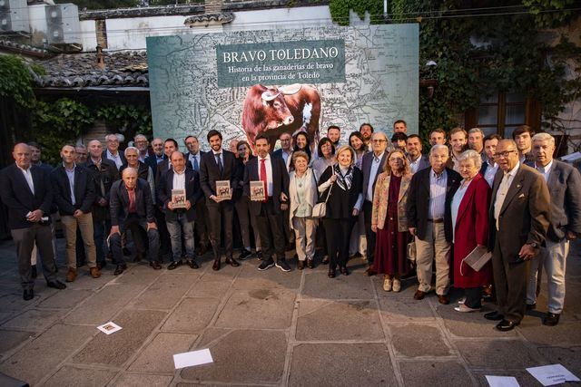 La presentación del libro Bravo Toledano escrito por Eduardo de la Rosa abarrota La Venta del Alma de Toledo