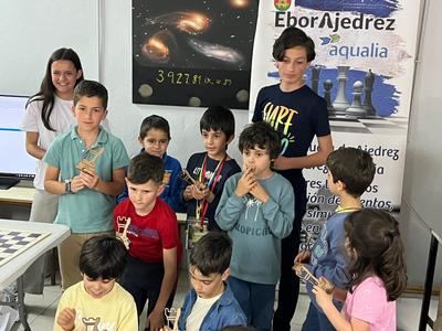 Los delegados juveniles de Eborajedrez Aqualia asumen protagonismo en el torneo infantil