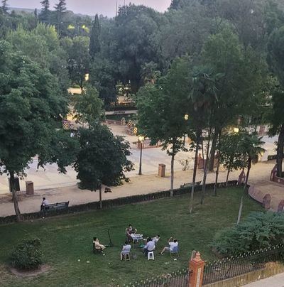 Controversia: Los Jardines del Prado de Talavera se convierten en una zona improvisada de picnic