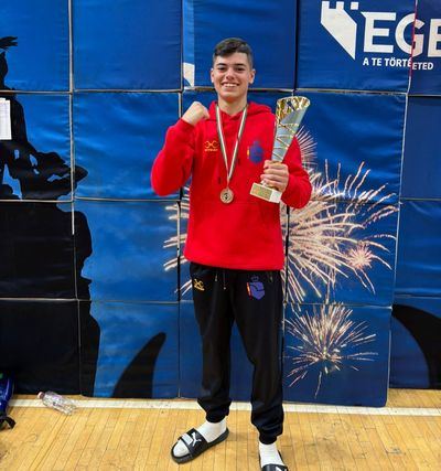 Mario Hernández se proclama campeón en Hungría y refuerza su condición de promesa del boxeo español