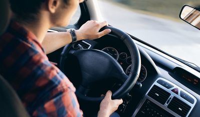 ¿Los jóvenes podrán conducir coches desde los 17 años en España?