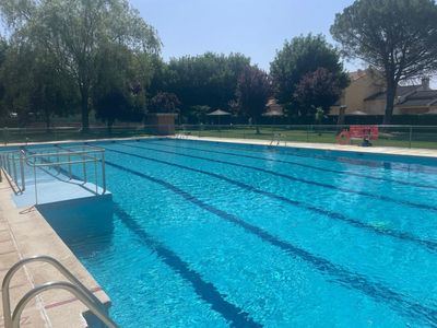 Gamonal inaugura su temporada de piscina tras resolver los problemas de socorristas y una avería técnica