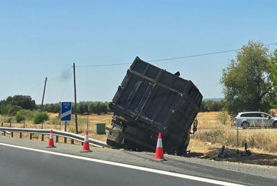 Aparatosa salida de vía de un camión en la A-5 a la altura de Talavera