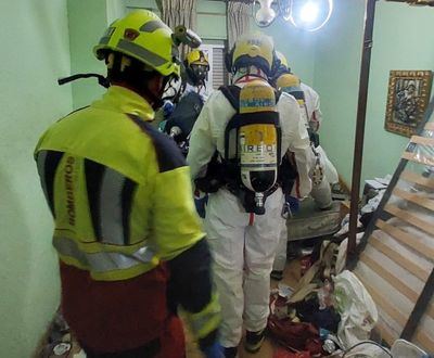 Los bomberos rescatan el cuerpo sin vida de un hombre en una vivienda