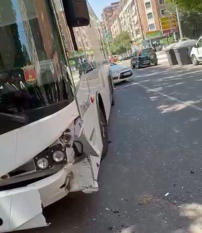 Aparatosa colisión entre un turismo y un autobús urbano en la calle Capitán Cortés