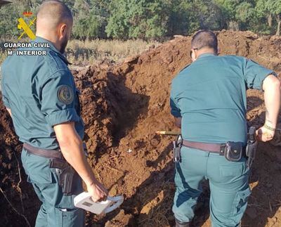 Detenido por matar a tiros a cinco perros y enterrarlos bajo toneladas de estiércol