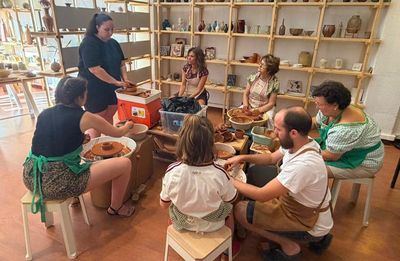 La cerámica talaverana llena el taller de Alaría en la Semana de las Santas Alfareras