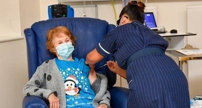 COVID | Una mujer de 90 años, primera persona en recibir la vacuna de Pfizer en el mundo
