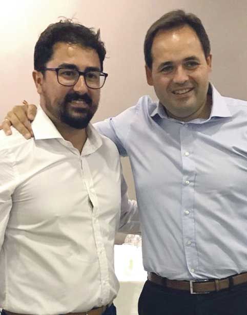 El candidato del PP, José Antonio Muñoz, a la izquierda junto a Paco Núñez tendrá que sentarse en el banquillo