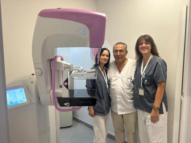 María Jerez y Patricia Bautista, técnicos de Radiodiagnóstico del Hospital de Día Quirónsalud Talavera, junto al doctor Sixto López, Director Médico del centr