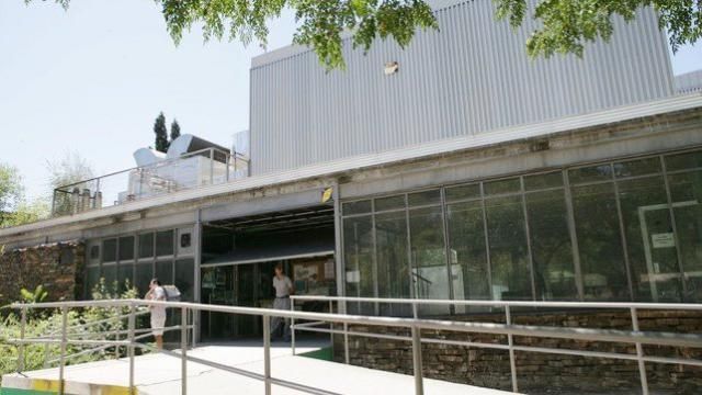 La piscina cubierta, 'recién abierta', ya tiene goteras