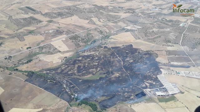 En un pueblo de Toledo: 27 personas y 5 medios terrestres combaten incendio forestal