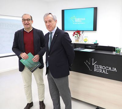 El alcalde de Cáceres visita la oficina de Eurocaja Rural en la capital