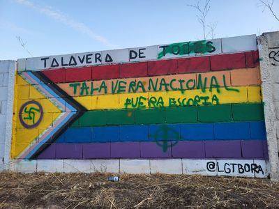 Vandalizan un mural de la bandera arcoíris con símbolos nazis y mensajes de odio en un nuevo ataque contra el colectivo LGTBI+