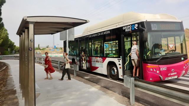Instalada la marquesina de autobús en la residencia ‘San José’