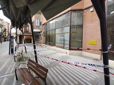 Una de las oficinas de Correos de Talavera, precintada por unas grietas que amenazan la estructura y la carpintería metálica del edificio