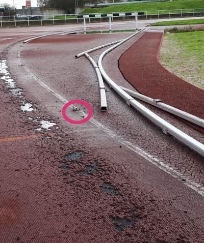 Las malas condiciones de la pista de atletismo le cuestan 12 puntos de sutura a un menor