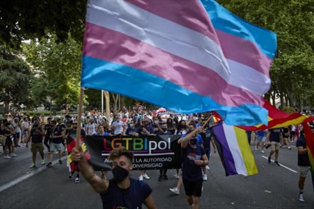 Bandera trans en el Orgullo de Madrid 2021