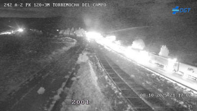 El vuelco de un camión portacoches provoca el corte de la A-2