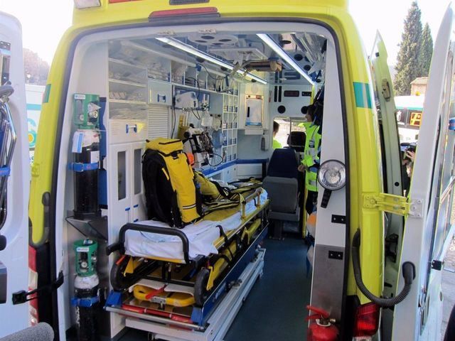 Cuatro heridos tras chocar un coche y un camión en la autovía