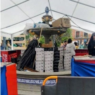 La fuente de la Plaza del Pan se convierte en "basurero" durante el Beer Festival